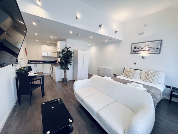 Deluxe Studio, Ensuite (King Studio) | Interior