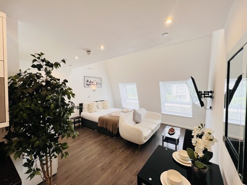 Fox House, Studio Apartments