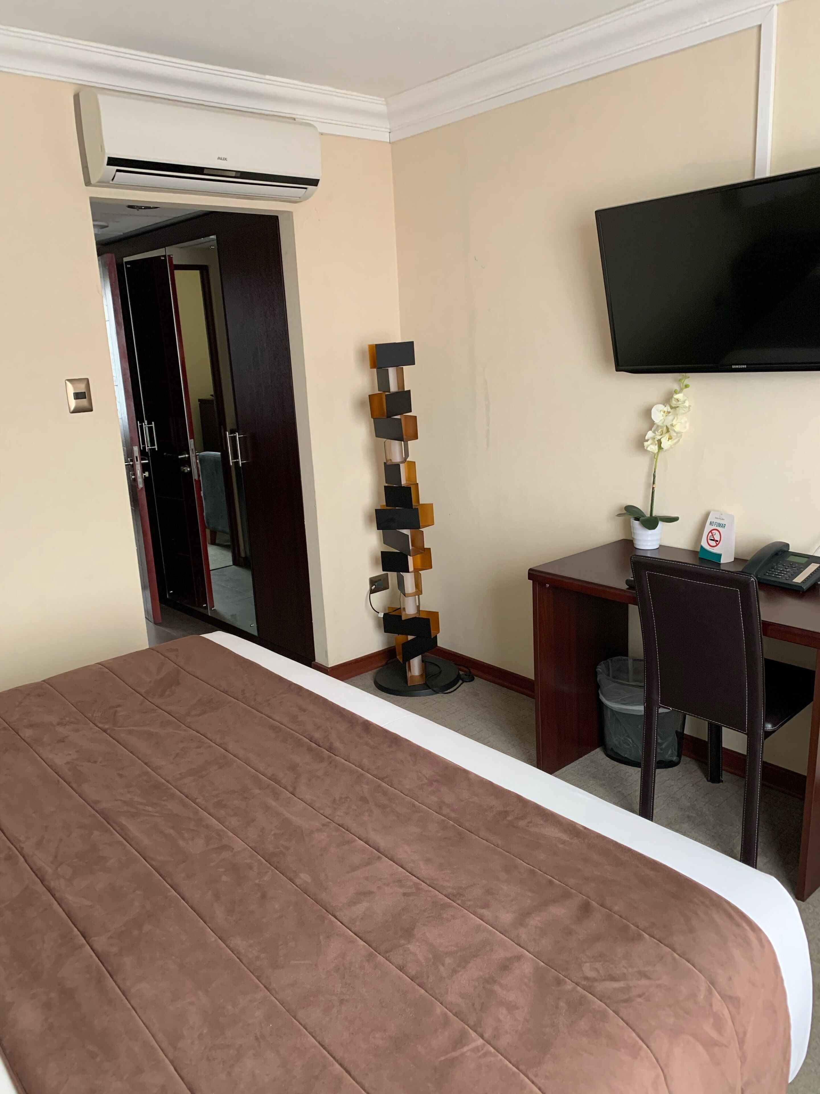 Suite, 1 cama King size | Caja de seguridad en la habitación, escritorio y insonorización 