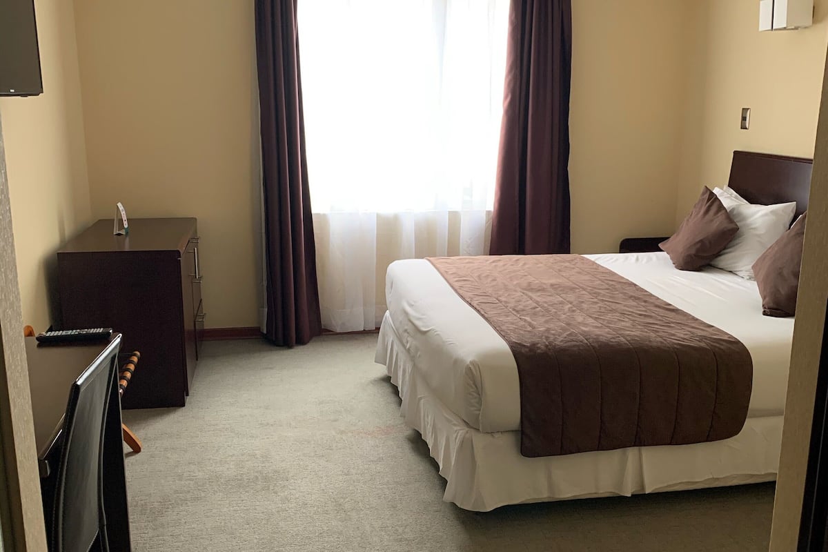 Phòng đôi Deluxe, 1 giường cỡ king | Két bảo mật tại phòng, bàn, phòng cách âm 