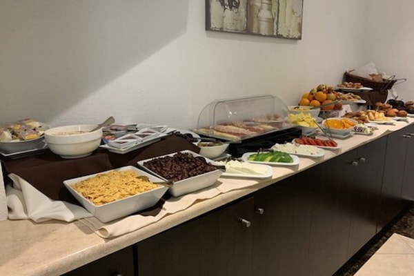 Tägliches inbegriffenes kontinentales Frühstück