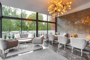 Lobby-lounge