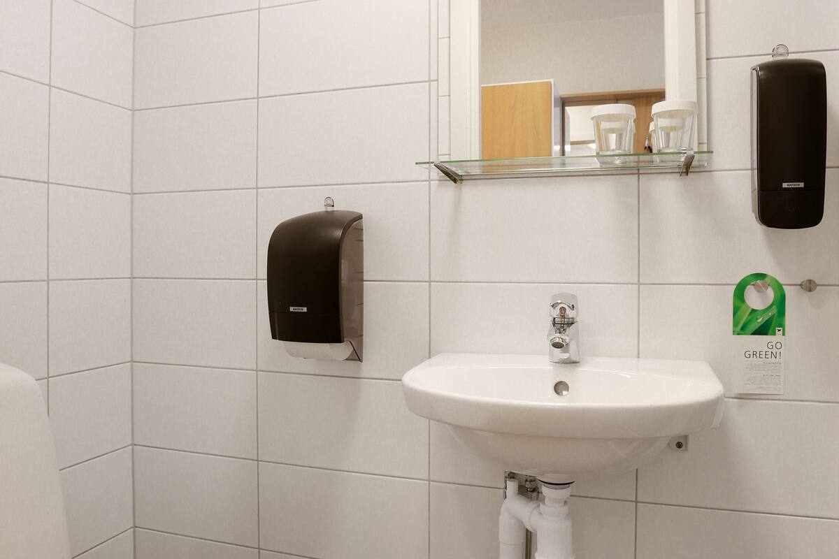 shower, towels, soap, shampoo