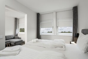 Suite Junior | Bureau, espace de travail pour ordinateur portable, rideaux occultants