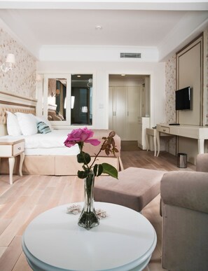 Free minibar items, in-room safe, desk, free WiFi - Rezone Health & Oxygen Hotel (Edremit)