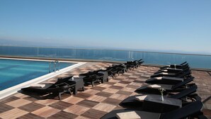 Piscine extérieure (ouverte en saison), parasols de plage
