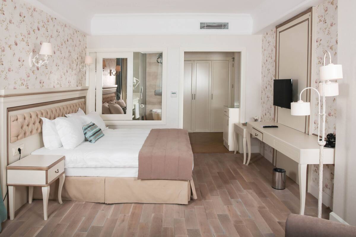 Quarto casal luxo | Frigobar (abastecido com alguns itens grátis), cofres nos quartos