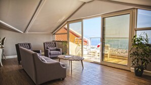King Suite | Mini-bar avec articles gratuits, coffres-forts dans les chambres, bureau