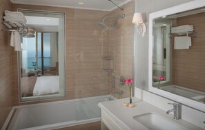 Deluxe Double Room | Free minibar items, in-room safe, desk, free WiFi - Rezone Health & Oxygen Hotel (Edremit)