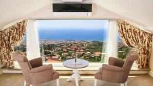King Suite | Mini-bar avec articles gratuits, coffres-forts dans les chambres, bureau