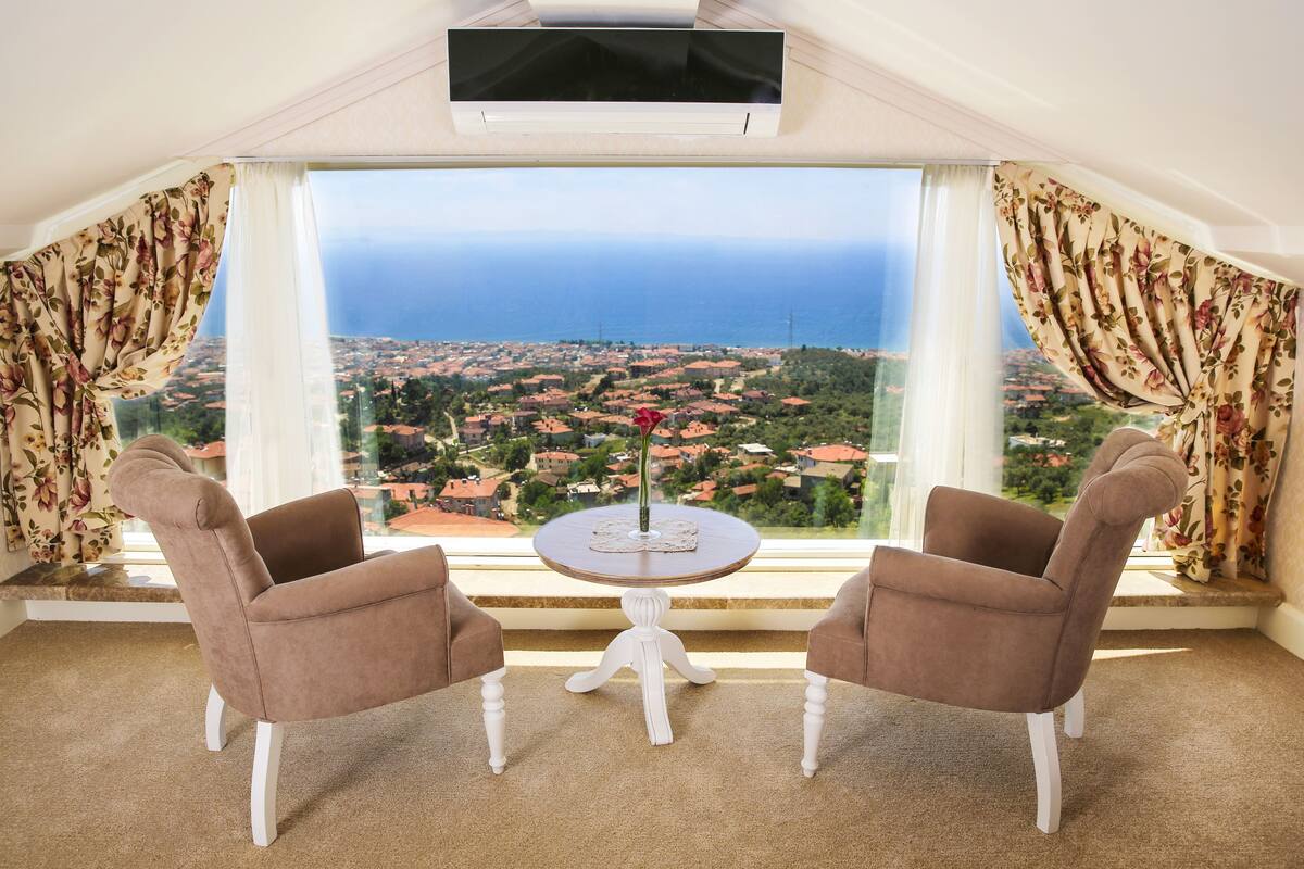 King Suite | Frigobar (abastecido com alguns itens grátis), cofres nos quartos