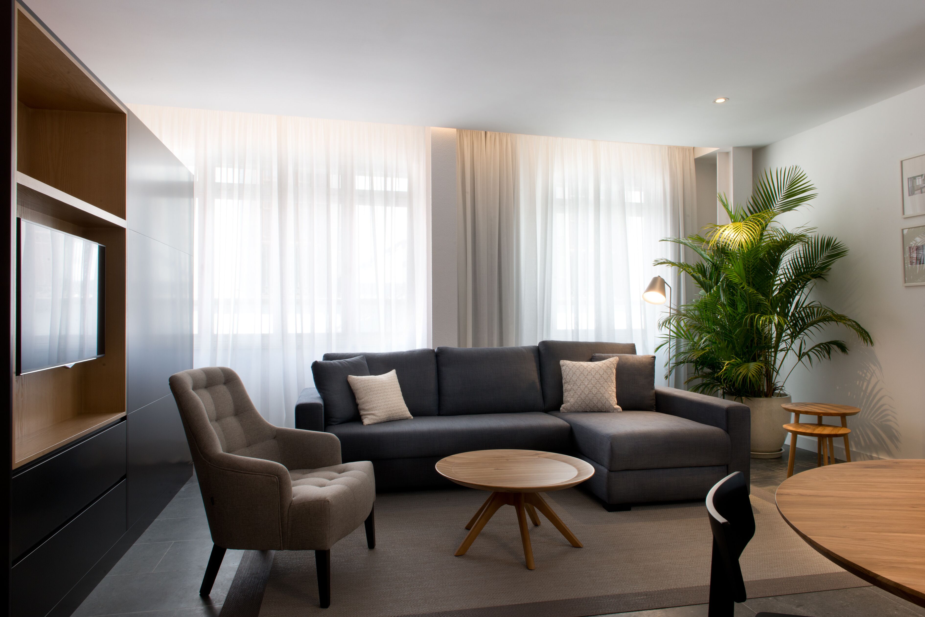 suite | living room | 40-inch flat-screen tv with digital channels, smart tv