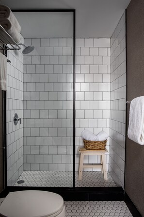 Douche, articles de toilette gratuits, sèche-cheveux