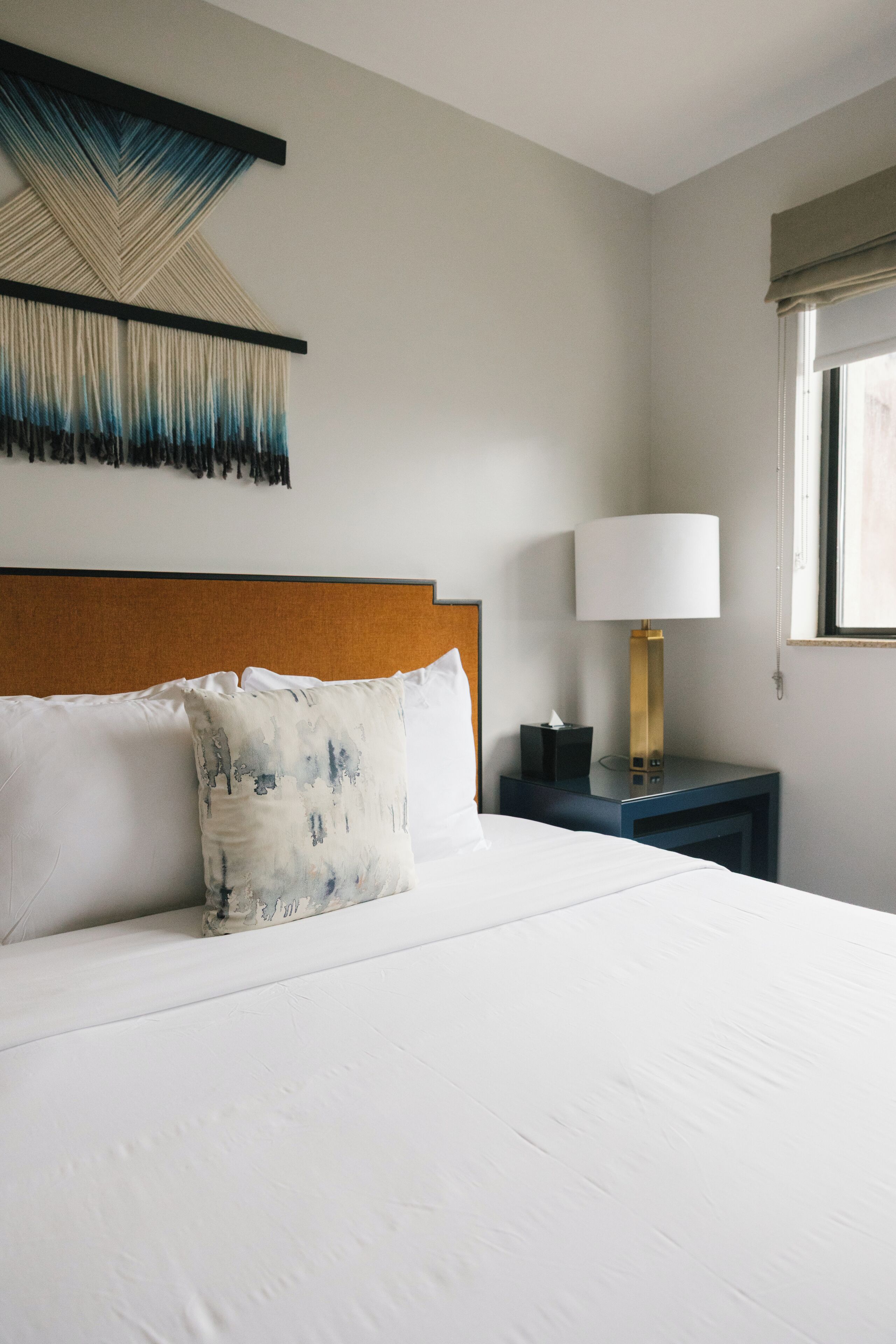 Escritorio, tabla de planchar con plancha, wifi gratis y ropa de cama 