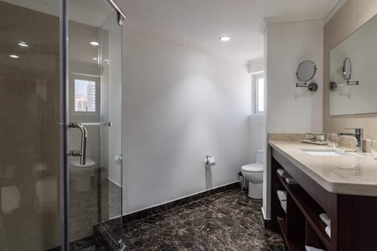 suite, 1 king bed | bathroom | shower, hair dryer, towels, toilet paper