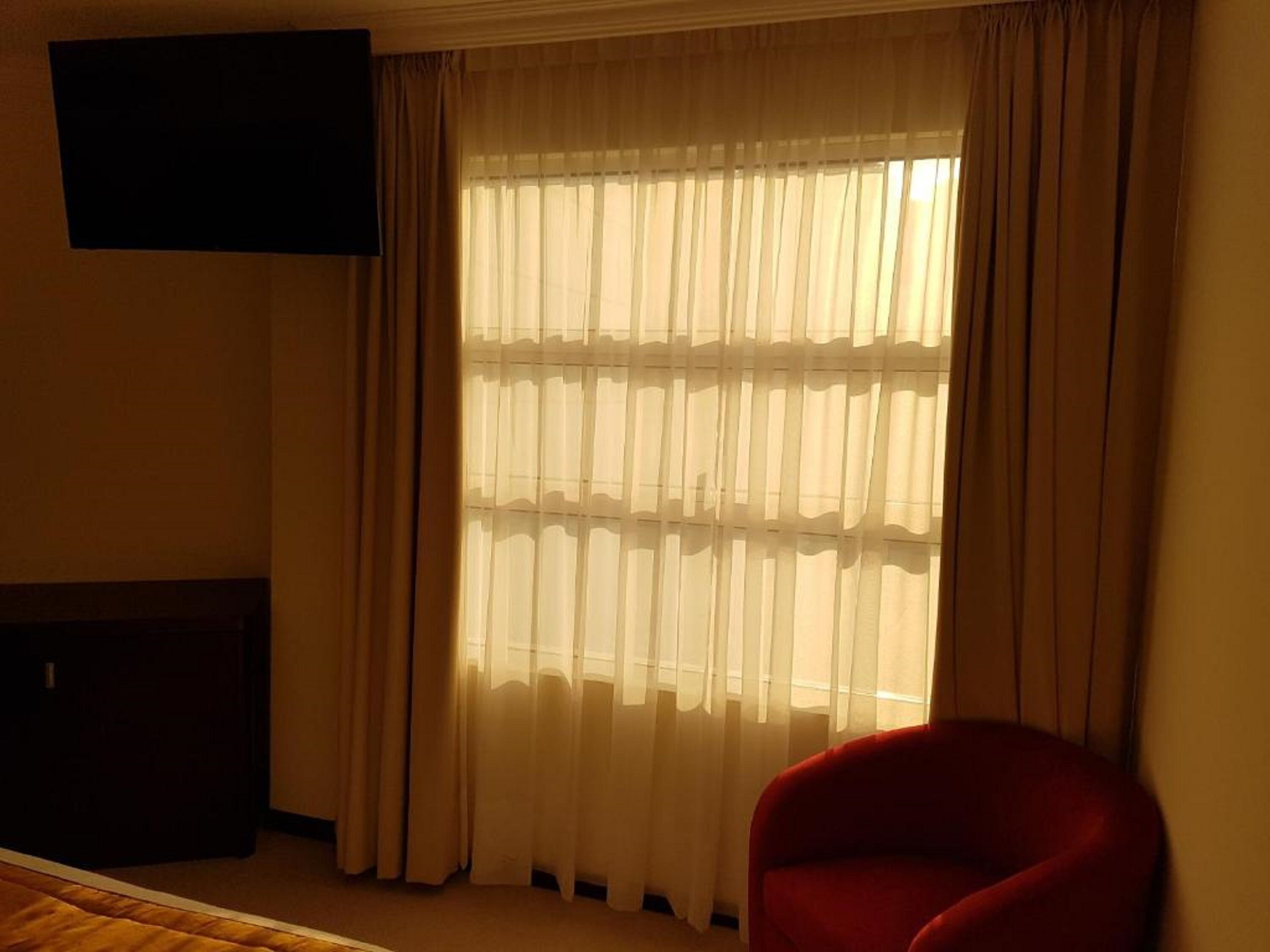 standard single room, 1 queen bed | living area | flat-screen tv