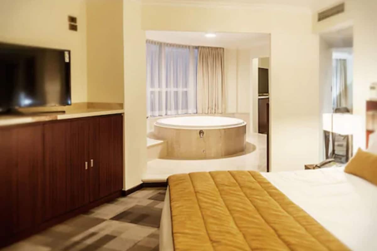 presidential double room, 1 king bed | premium bedding, minibar, in-room safe, blackout curtains