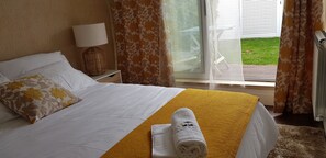 3 habitaciones, tabla de planchar con plancha y cuna de viaje 