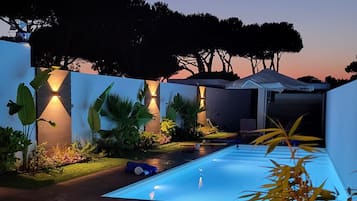 Una piscina al aire libre, una piscina climatizada