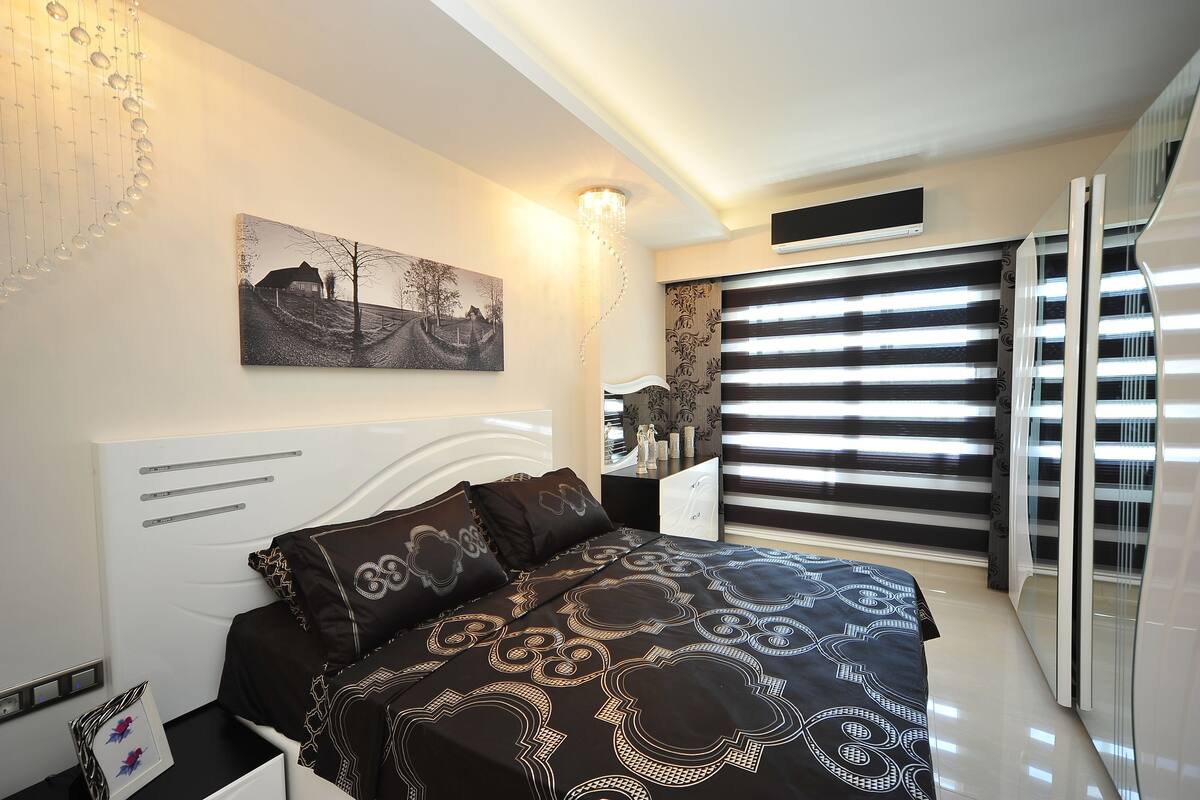 Premium bedding, in-room safe, desk, iron/ironing board