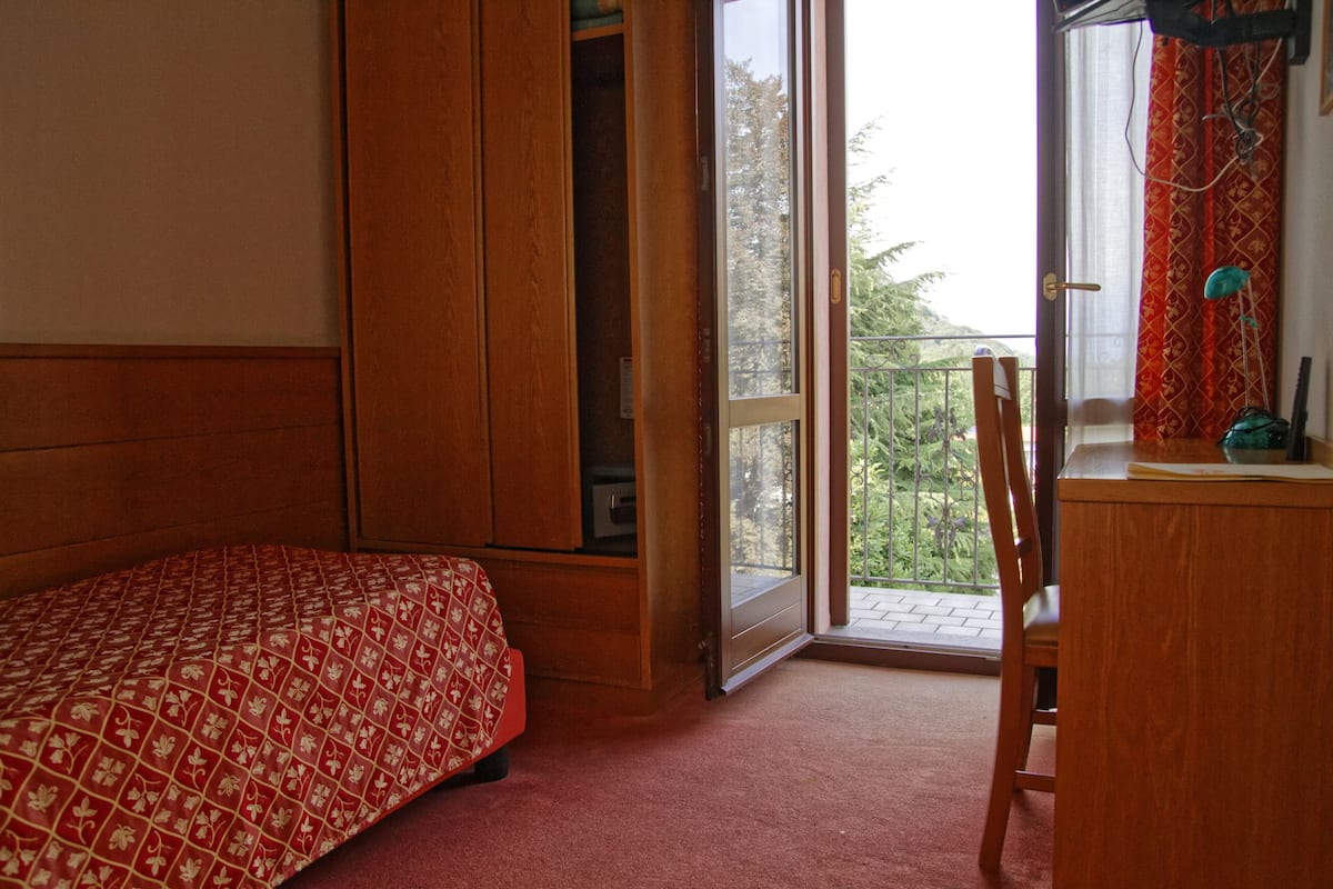 Single Room | Premium bedding, pillowtop beds, in-room safe, desk