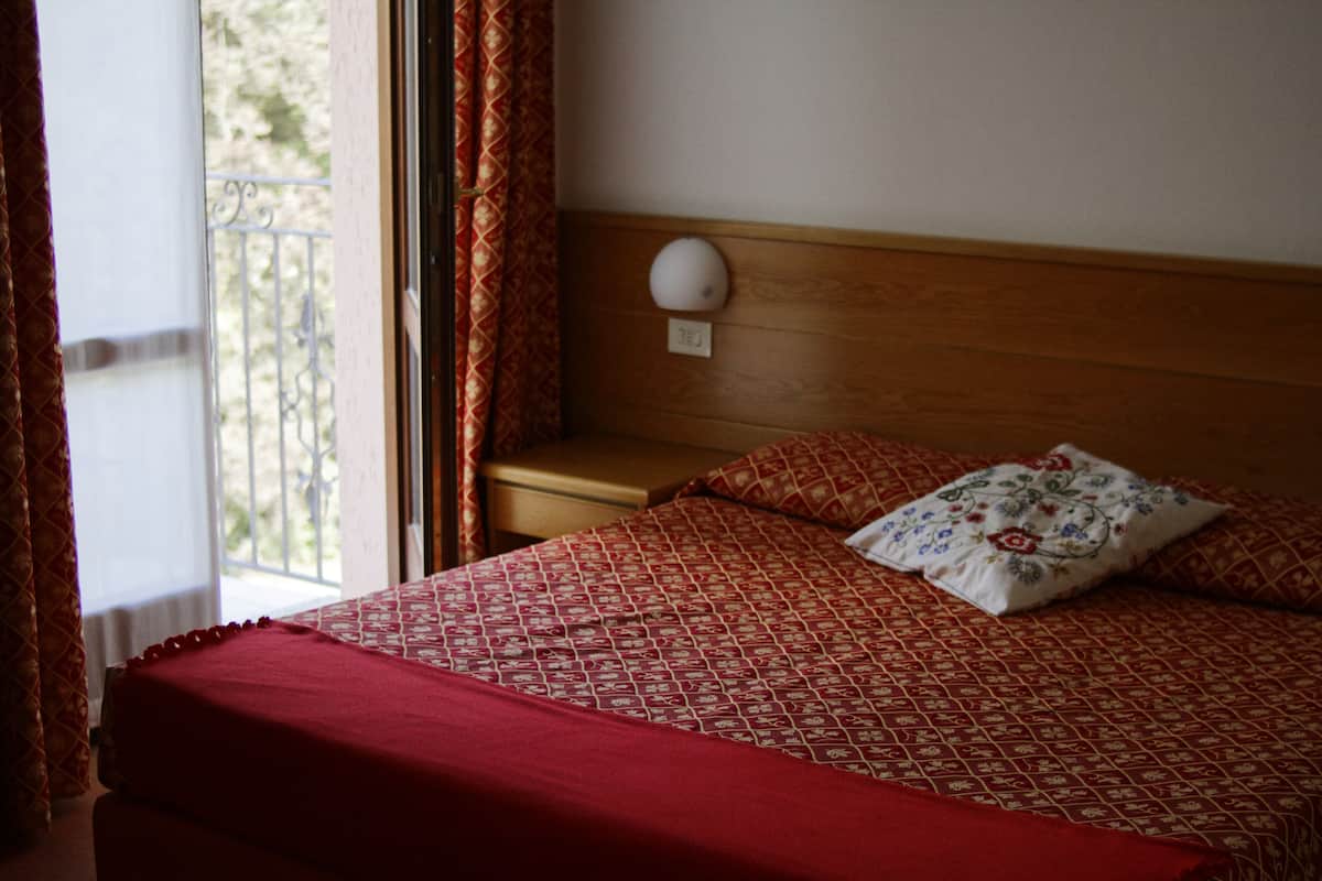 Double Room | Premium bedding, pillowtop beds, in-room safe, desk