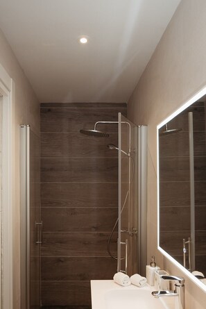 Een douche, een haardroger, handdoeken, zeep