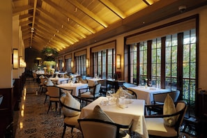 Daily continental breakfast (CNY 335.81 per person)