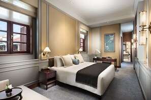 Minibar (con algunos artículos gratuitos) y caja fuerte