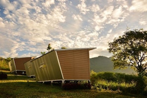 Duas casas móveis com montanhas ao fundo e céu limpo.