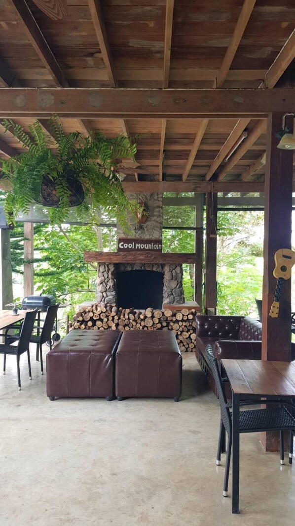 Se sirven desayunos, comidas, cenas y cocina tailandesa