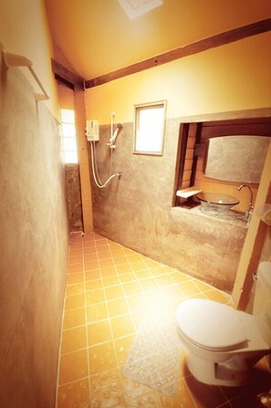 Forest (aircon,private bathroom) | Banheiro | Chuveiro, produtos de toalete grátis, toalhas de banho 