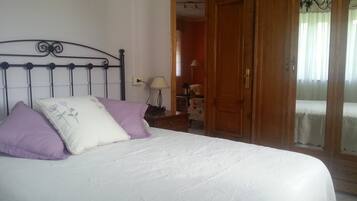 2 dormitorios, tabla de planchar con plancha, wifi gratis y ropa de cama