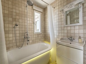 Bathroom - Villa in Les Issambres near the Sea (Les Issambres)