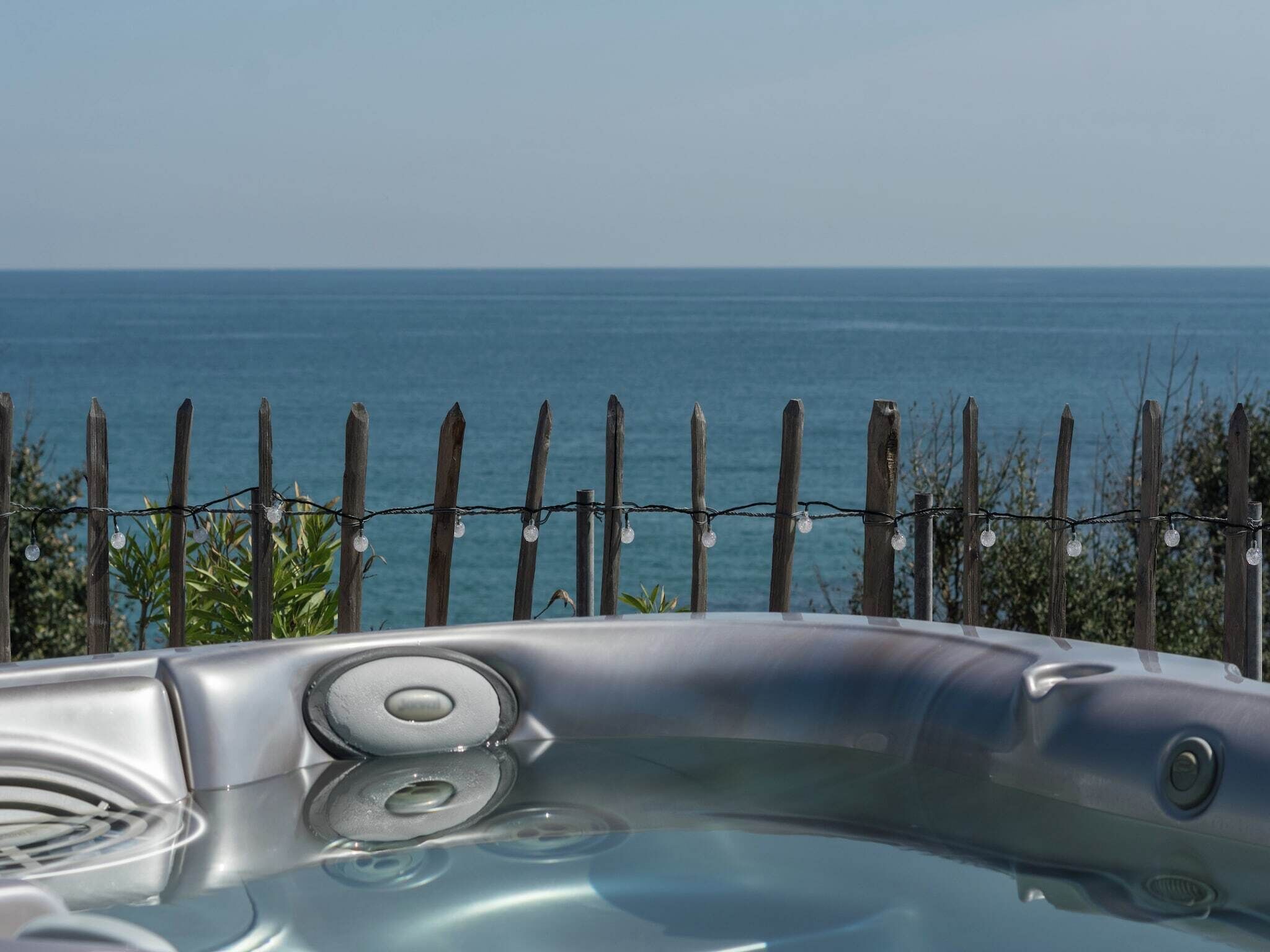 Un bain à remous avec vue sur l’océan.