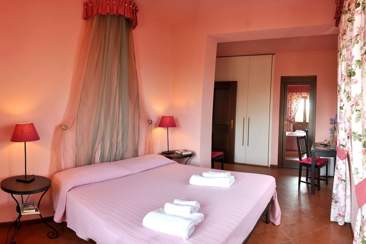 Deluxe Double Room, Bathtub | Premium bedding, individually decorated, individually furnished, desk