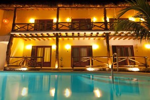 2 outdoor pools, pool loungers