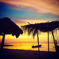 在海滩、沙滩椅、沙滩毛巾