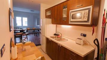 Een koelkast, een microgolfoven, een oven, een kookplaat