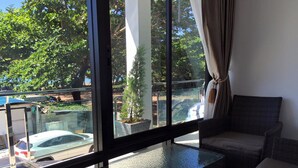 Habitación con vista a un estacionamiento y árboles.