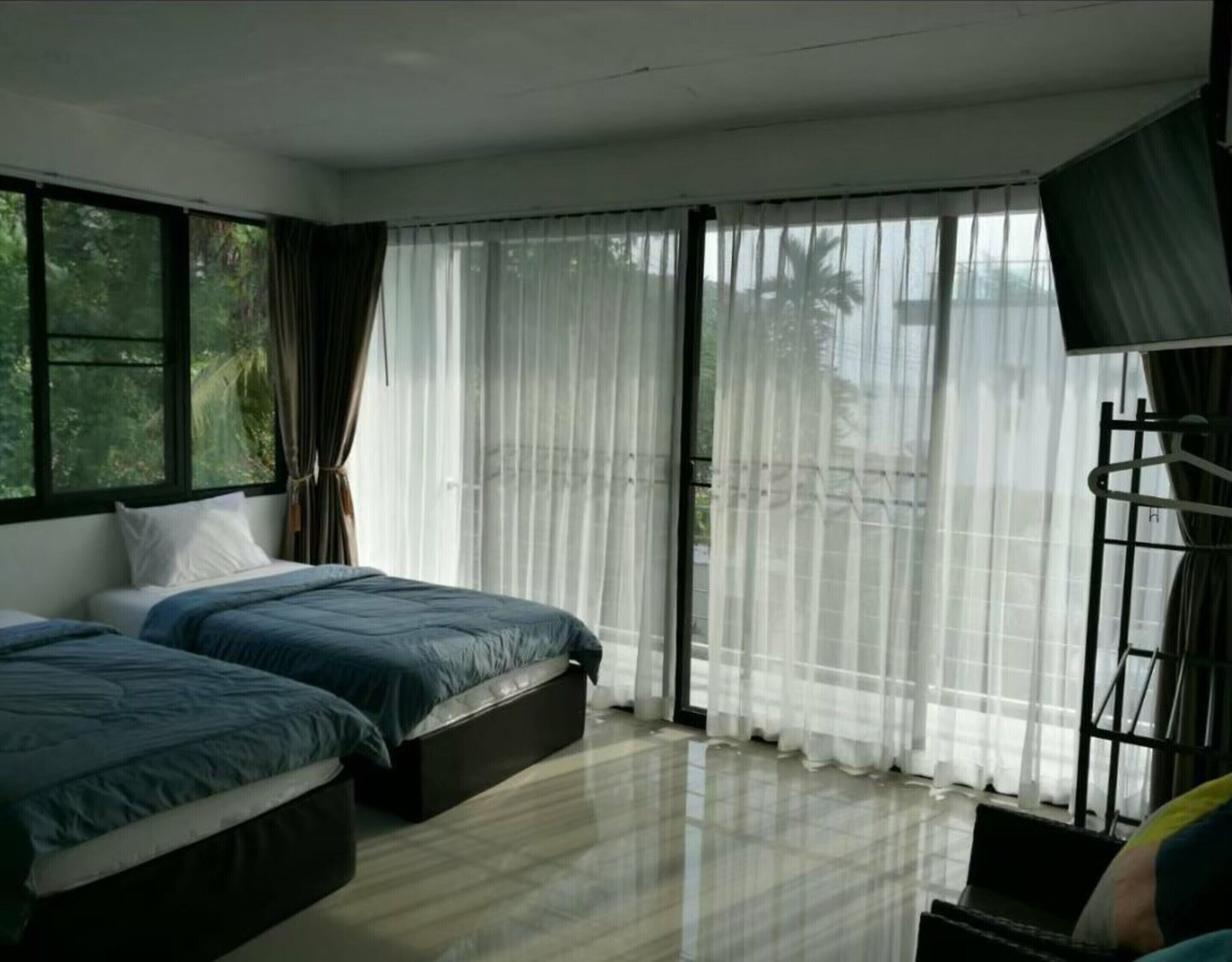 Habitación familiar, varias camas, no fumadores | Cortinas opacas, wifi gratis, ropa de cama