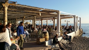 Outdoor dining - Beachfront 4bedrooms apartment free parking (Málaga)