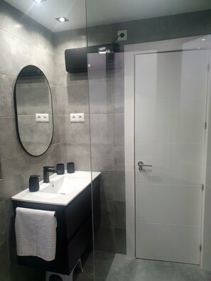 Combined shower/tub, hair dryer, towels, soap