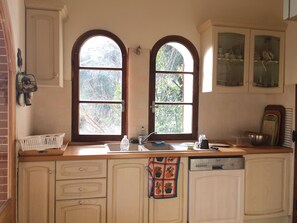 Frigorifero, microonde, forno, piano cottura