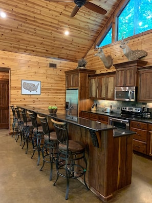Fridge, microwave, oven, stovetop - Rivers Edge Hideaway Murfreesboro, Arkanasas (Murfreesboro)