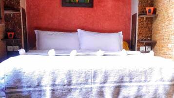 Zimmersafe, Schreibtisch, Verdunkelungsvorhänge, schallisolierte Zimmer