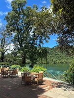 Desayuno continental diario (INR 750 por persona)