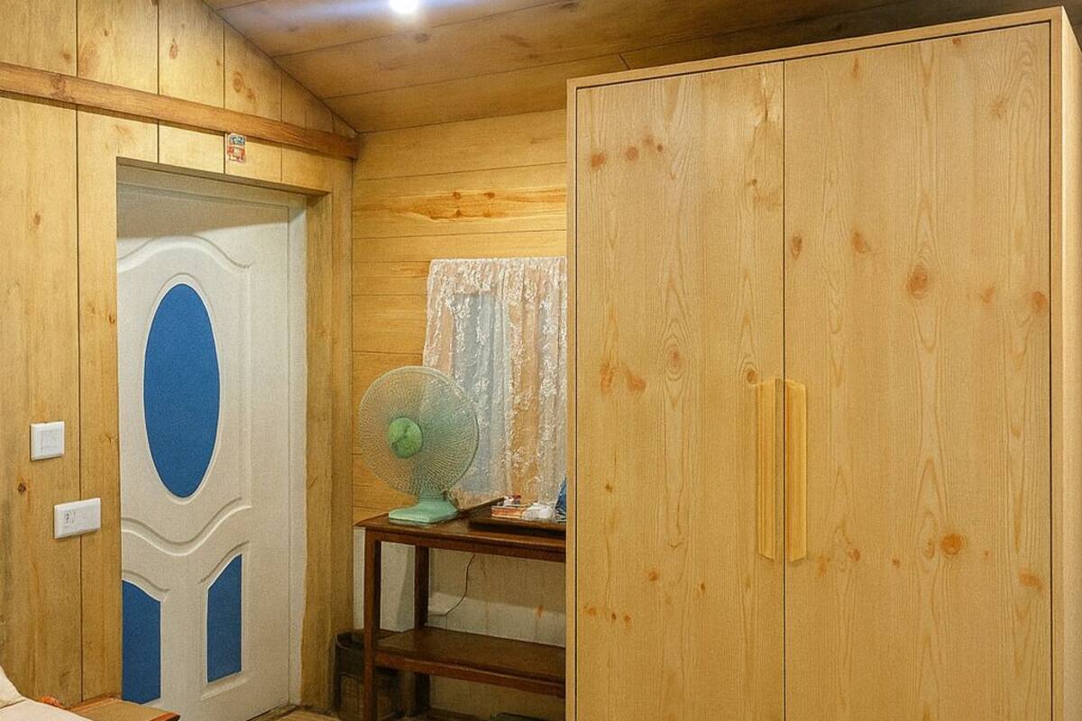 Tienda de campaña de lujo, vista al lago | Ropa de cama de alta calidad y caja de seguridad en la habitación