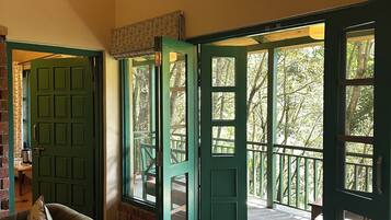 Premium bedding, in-room safe, desk, laptop workspace