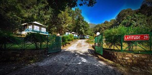 Vista frontal de la propiedad